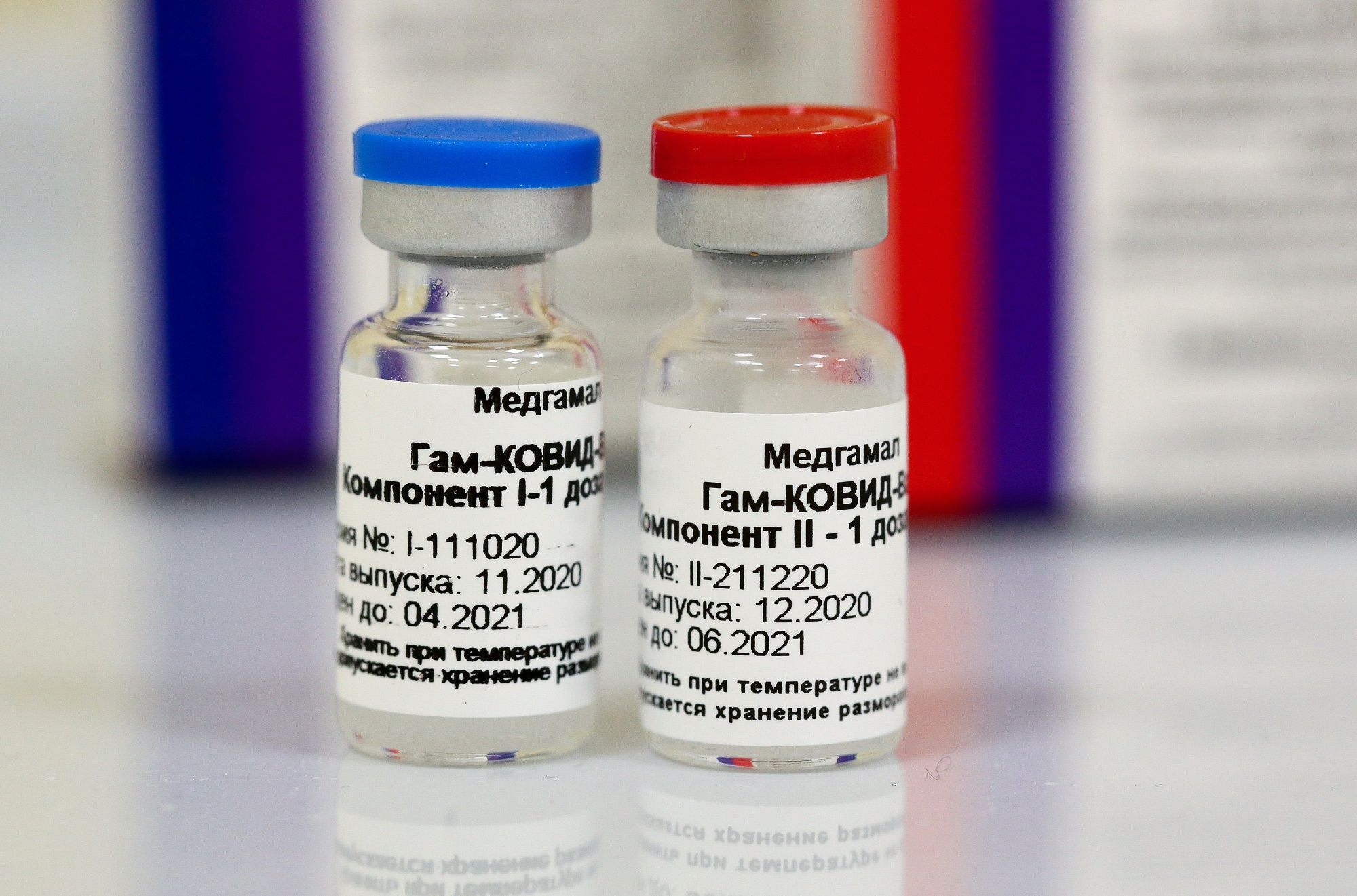 瓶子的特写：多莫杰多沃国际机场的俄罗斯人造卫星V疫苗接种