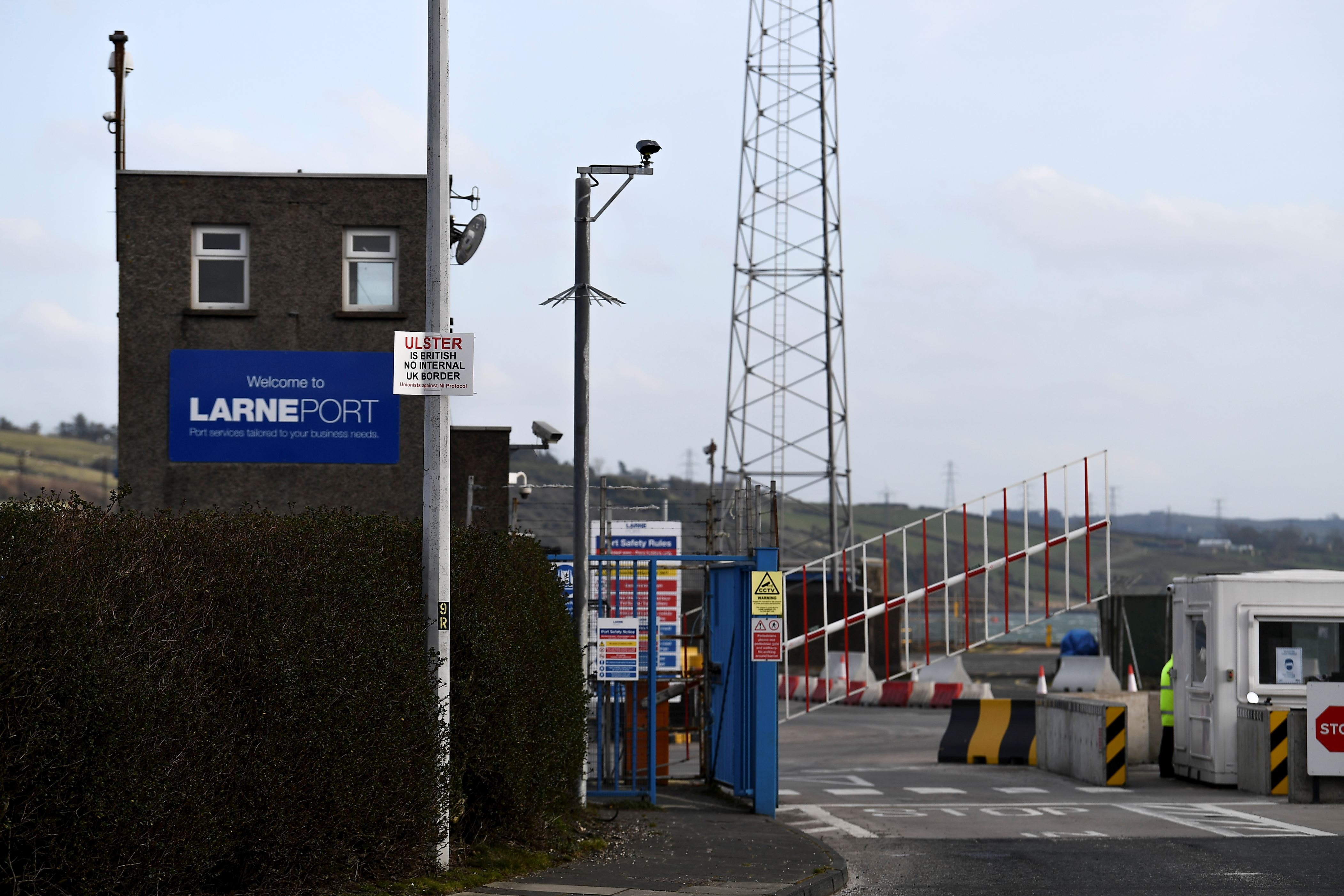 2021年2月12日，在北爱尔兰拉恩的海港上看到一个标志，上面有反对英国脱欧边境检查的信息。REUTERS / Clodagh Kilcoyne