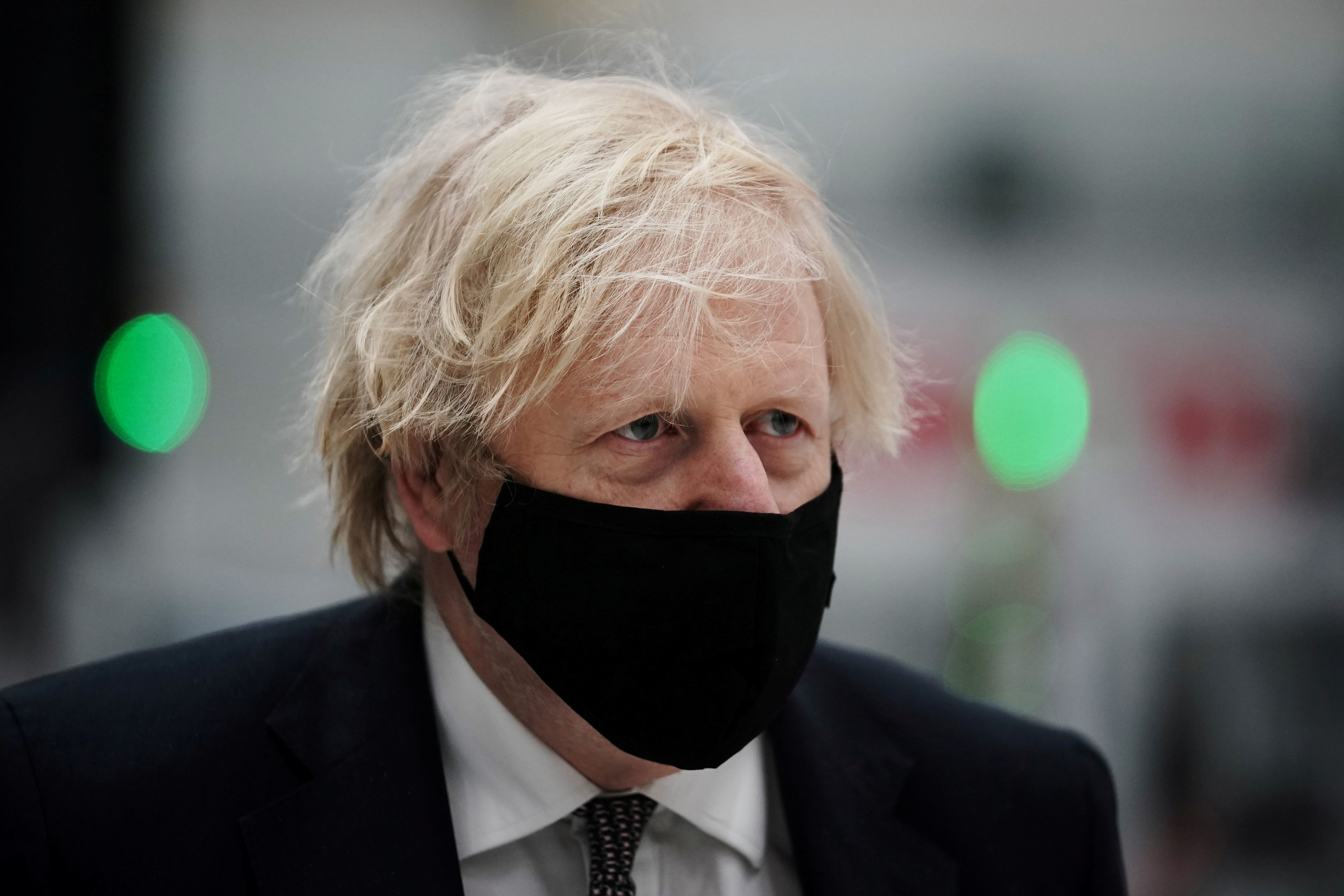一个穿着西服打着领带的男人：文件图片：英国首相鲍里斯·约翰逊（Boris Johnson）参观了位于普雷斯顿附近沃顿机场（Warton Aerodrome）的BAE系统工厂