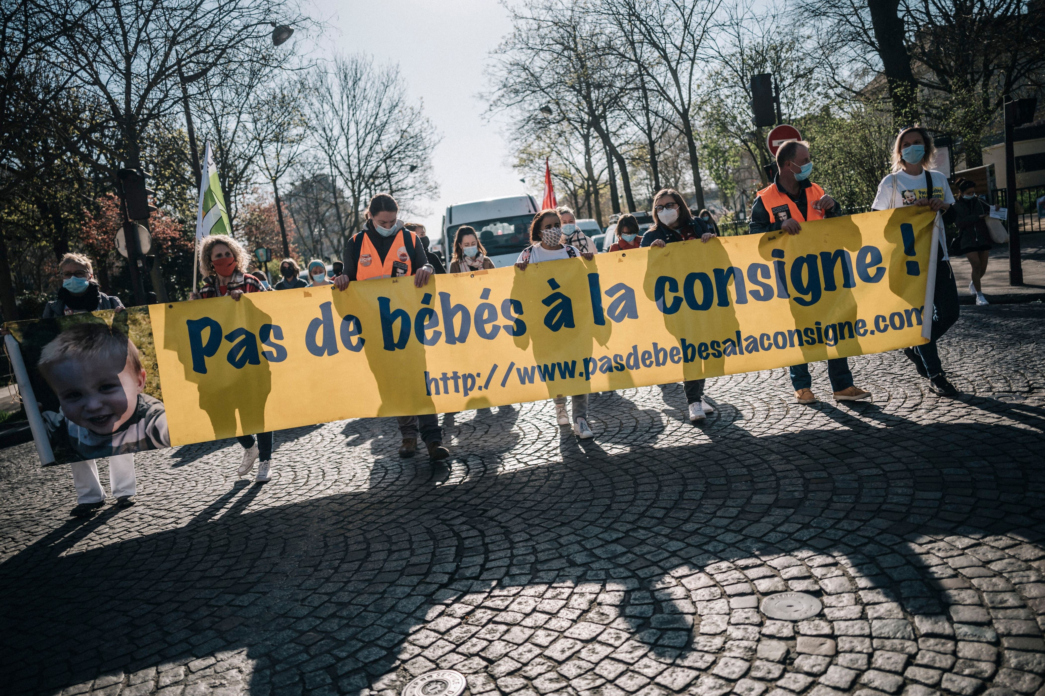 在星期二的巴黎，更衣室里没有孩子的集体呼吁对政府的儿童早期改革计划进行游行示威。